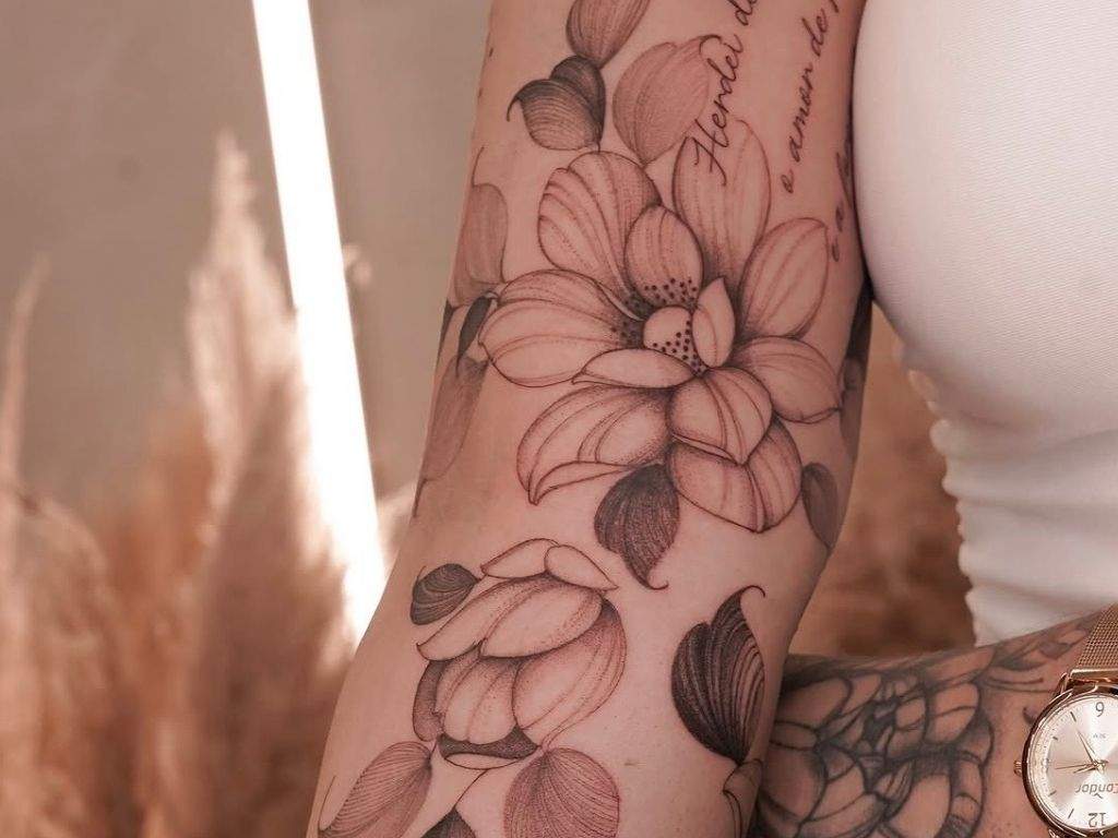 Flowers Details – Tattoo von Artefact Tattoo